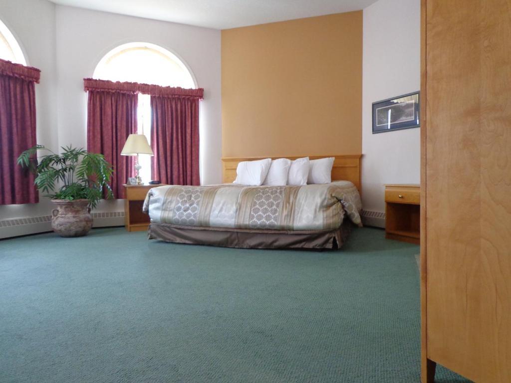 Lost Harbour Hotel Sylvan Lake