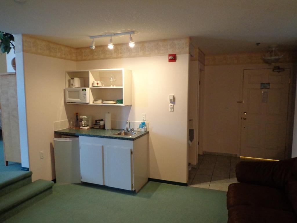 Lost Harbour Hotel Sylvan Lake