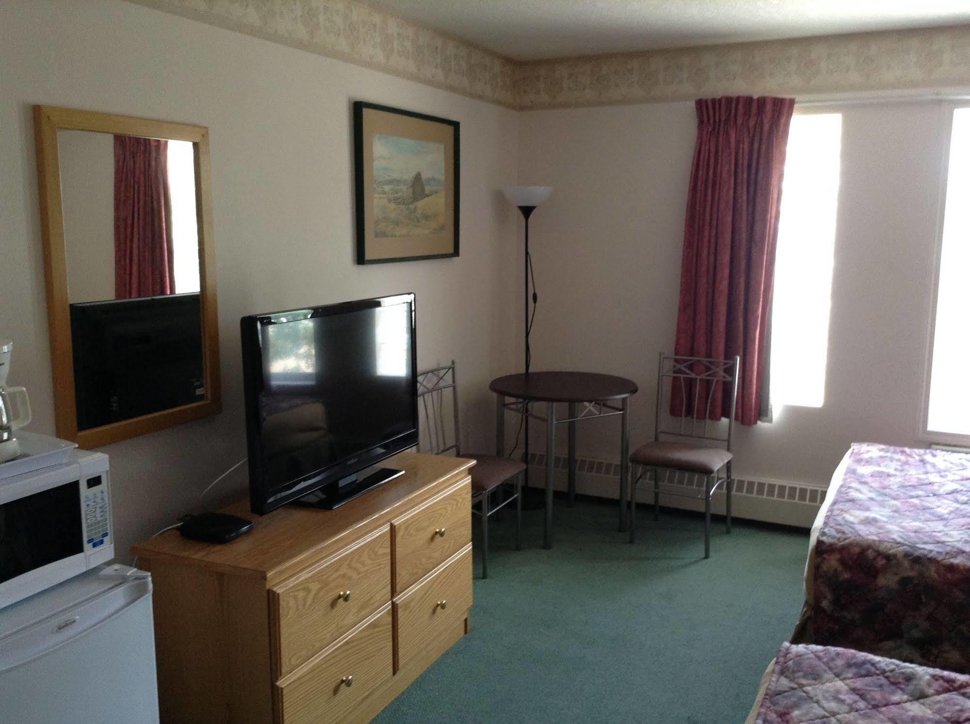 Hotel Lost Harbour Sylvan Lake