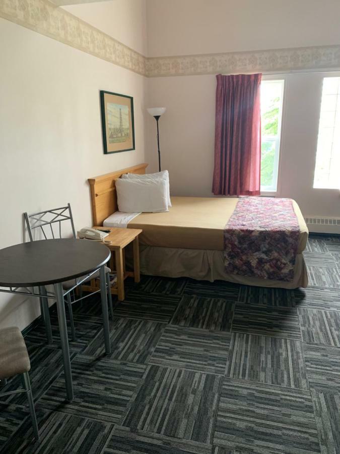 Lost Harbour Hotel Sylvan Lake